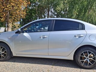 2021 Kia Rio IV Рестайлинг, серебристый, 1980000 рублей, вид 4