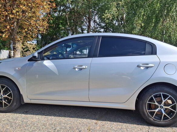 2021 Kia Rio IV Рестайлинг, серебристый, 1980000 рублей - вид 3