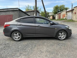 2013 Hyundai Solaris I, серый, 700000 рублей, вид 4