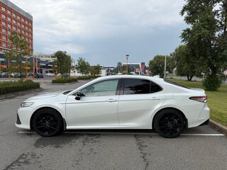 2021 Toyota Camry VIII (XV70) Рестайлинг, белый, 3350000 рублей, вид 4