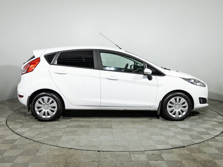 2016 Ford Fiesta Mk6 Рестайлинг, белый, 929700 рублей, вид 4