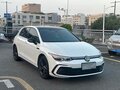 2022 Volkswagen Golf VIII, белый - вид 2