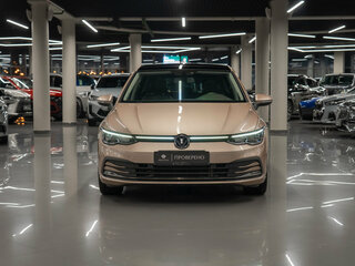 2021 Volkswagen Golf VIII, золотистый, 2440000 рублей, вид 3