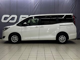 2017 Toyota Noah III (R80) Рестайлинг, белый, 2049000 рублей, вид 4