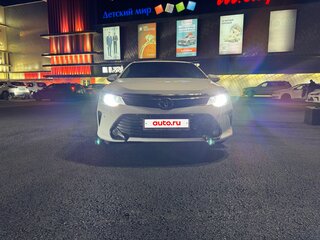 2015 Toyota Camry VII (XV50) Рестайлинг, белый, 1700000 рублей, вид 3