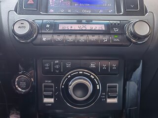 2017 Toyota Land Cruiser Prado 150 Series Рестайлинг 1, чёрный, 5000000 рублей, вид 3