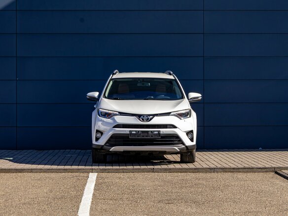 2017 Toyota RAV4 IV (XA40) Рестайлинг, белый, 1995000 рублей - вид 1