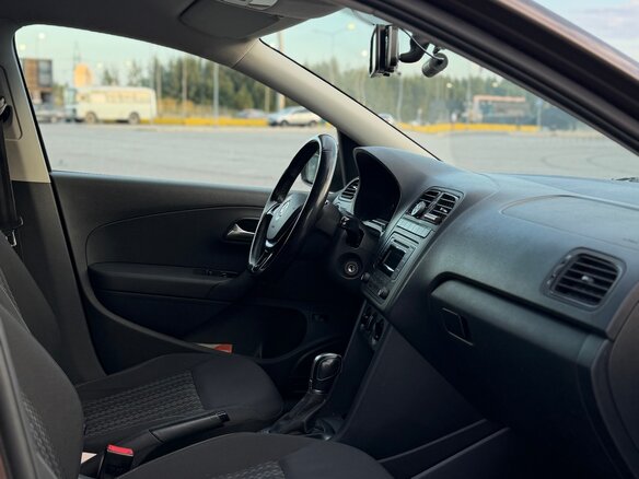 2015 Volkswagen Polo V Рестайлинг, коричневый, 900000 рублей - вид 7