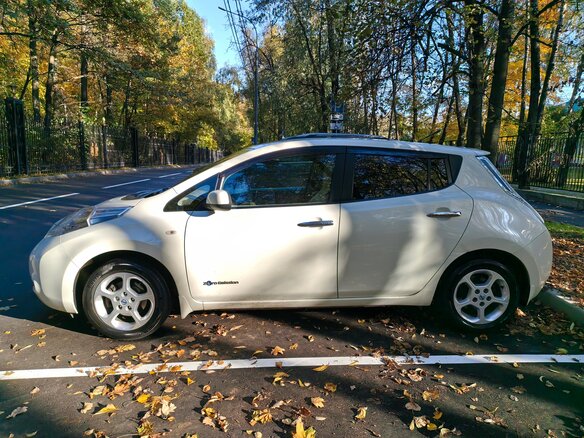 2012 Nissan Leaf (EM57) I (ZE0/AZE0), белый, 808000 рублей - вид 2