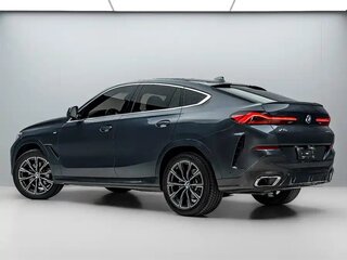 2021 BMW X6 30i III (G06), серебристый, 6169000 рублей, вид 4