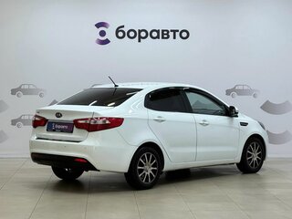 2013 Kia Rio 4-speed III, белый, 860000 рублей, вид 4