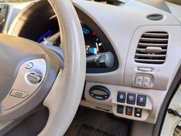 2012 Nissan Leaf (EM57) I (ZE0/AZE0), белый, 808000 рублей - вид 7