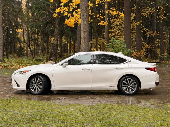 2020 Lexus ES 300h VII, белый, 4200000 рублей - вид 4
