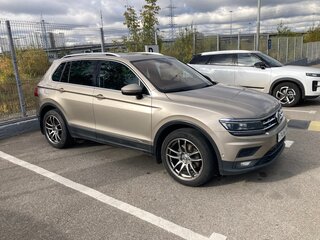 2018 Volkswagen Tiguan II, бежевый, 1770000 рублей, вид 1