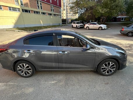 2022 Kia Rio IV Рестайлинг, серый, 2450000 рублей, вид 2