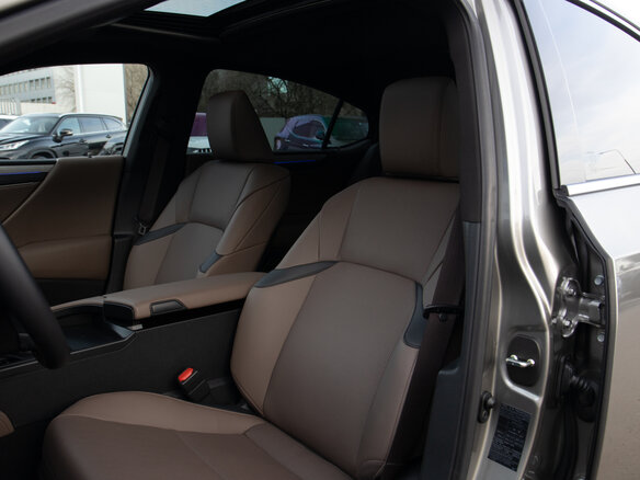 2025 Lexus ES 200 VII Рестайлинг 2, золотистый, 5830000 рублей - вид 16