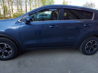 2019 Kia Sportage IV Рестайлинг, синий, 1900000 рублей, вид 3