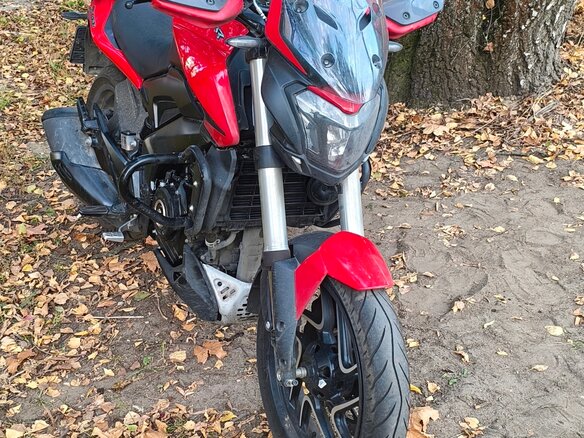 2026 Bajaj Dominar 400, красный, 440000 рублей