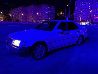 1995 Mercedes-Benz C-Класс 200 5-speed I (W202), белый, 160000 рублей, вид 1