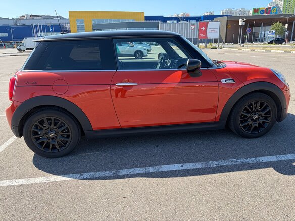 2021 Mini Hatch Cooper III (F55/F56) Рестайлинг, оранжевый - вид 12