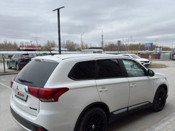 2015 Mitsubishi Outlander III Рестайлинг 2, белый, 1850000 рублей - вид 4