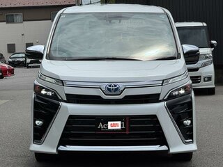 2021 Toyota Voxy III (R80) Рестайлинг, белый, 1510000 рублей, вид 3