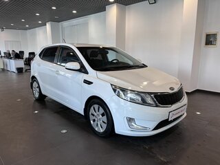 2014 Kia Rio 6-speed III, белый, 900000 рублей, вид 1