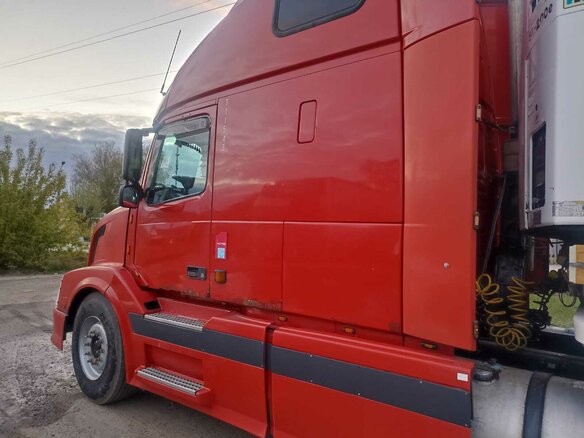 2003 Volvo VNL, красный, 1300000 рублей - вид 6