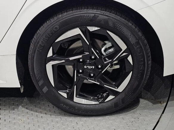 2024 Kia K5 III Рестайлинг, белый, 3110000 рублей - вид 9