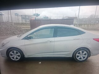 2013 Hyundai Solaris I, серебристый, 600000 рублей, вид 3