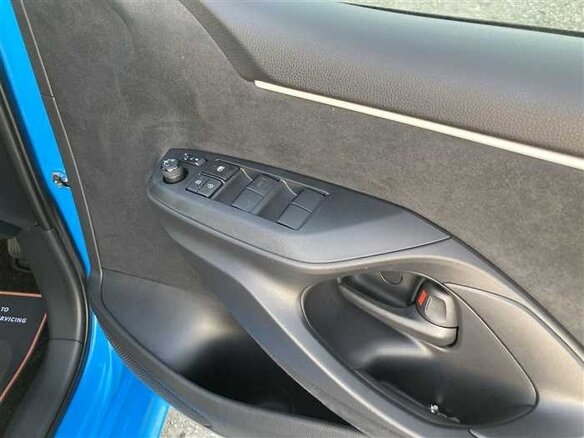 2022 Toyota Yaris IV, синий, 1030000 рублей - вид 11