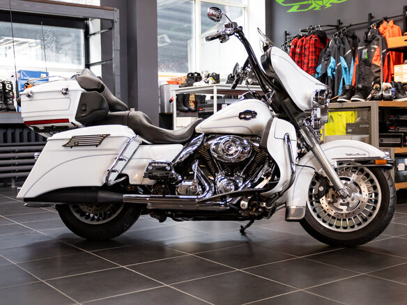 2011 Harley-Davidson Electra Glide, белый, 1100000 рублей - вид 2