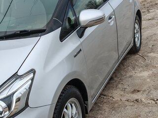 2016 Toyota Prius Alpha I (ZVW40/41) Рестайлинг, серебристый, 1400000 рублей, вид 2