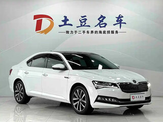 2023 Skoda Superb III Рестайлинг, белый, 1780000 рублей, вид 3