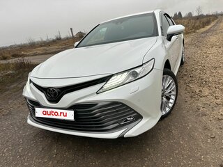 2018 Toyota Camry VIII (XV70), белый, 2880000 рублей, вид 1