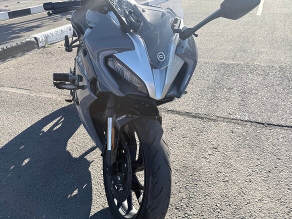2023 CFMoto 300SR, серый, 379000 рублей - вид 3