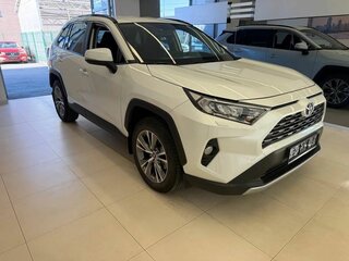 2021 Toyota RAV4 V (XA50), белый, 3154500 рублей, вид 3