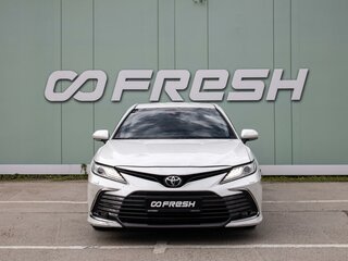 2021 Toyota Camry VIII (XV70) Рестайлинг, белый, 2100000 рублей, вид 3