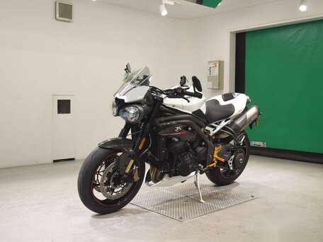 2019 Triumph Speed Triple, белый, 1099000 рублей, вид 4