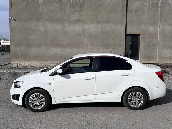 2013 Chevrolet Aveo II, белый, 730000 рублей - вид 3