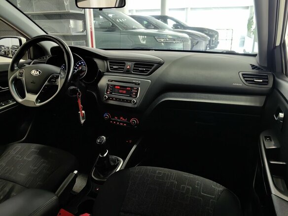 2016 Kia Rio III Рестайлинг, белый - вид 11