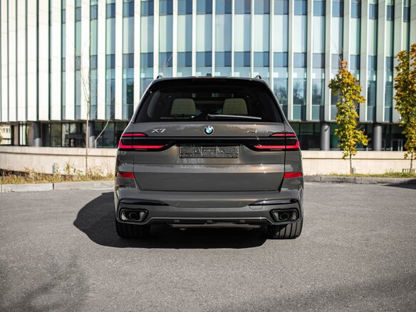 2026 BMW X7 40d I (G07) Рестайлинг, серый, 18190000 рублей - вид 4