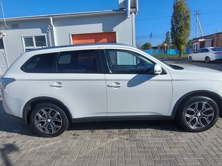 2014 Mitsubishi Outlander III Рестайлинг, белый, 1780000 рублей, вид 4