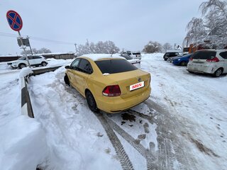 2017 Volkswagen Polo V Рестайлинг, жёлтый, 905000 рублей, вид 3