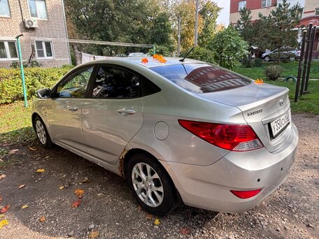 2013 Hyundai Solaris I, серебристый, 600000 рублей, вид 5