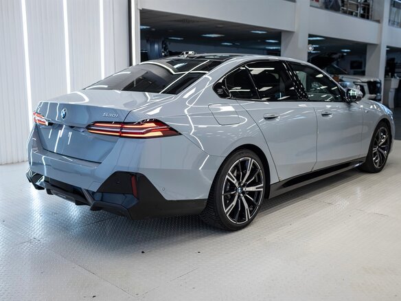2024 BMW 5 серии 530i xDrive VIII (G60/G61/G68), серый, 7900000 рублей - вид 6