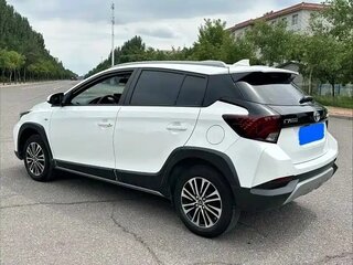 2023 Toyota Yaris L X XP150 Рестайлинг, белый, 1420000 рублей, вид 4