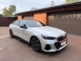 2024 BMW 5 серии 530i xDrive VIII (G60/G61/G68), белый, 6650000 рублей, вид 3