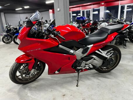 2014 Honda VFR 800, красный, 775000 рублей, вид 1