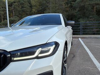 2021 BMW 5 серии 520d xDrive VII (G30/G31/G38) Рестайлинг, белый, 4400000 рублей, вид 3